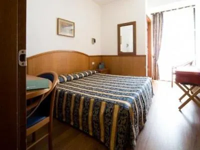 罗西尼酒店 4* 佩萨罗